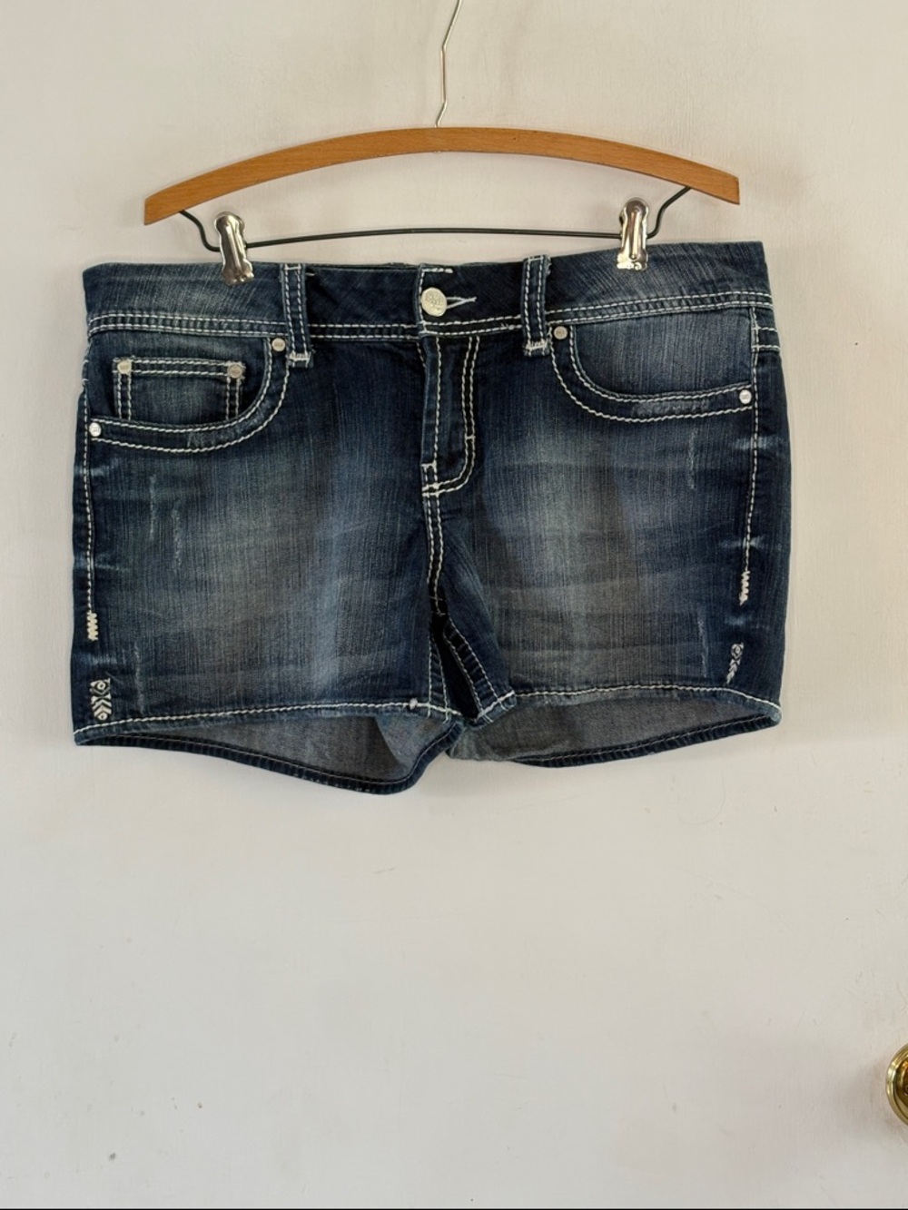 BKE Culture distressed dark wash denim shorts metallic embroidery Size 32